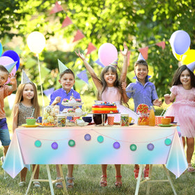Hallswl pastel tablecloth for princess parties, bright and festive ambiance.
