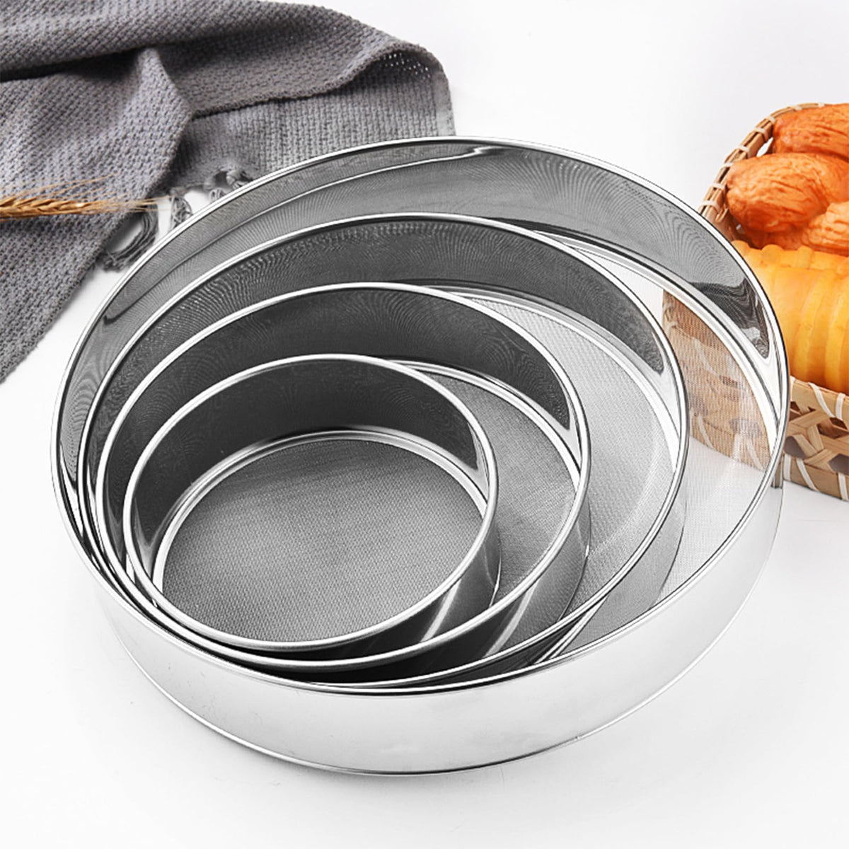Perfect sifter for cakes and breads during baking prep