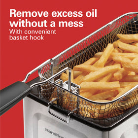 Hamilton Beach 35032 lid covering hot oil to reduce splatter.