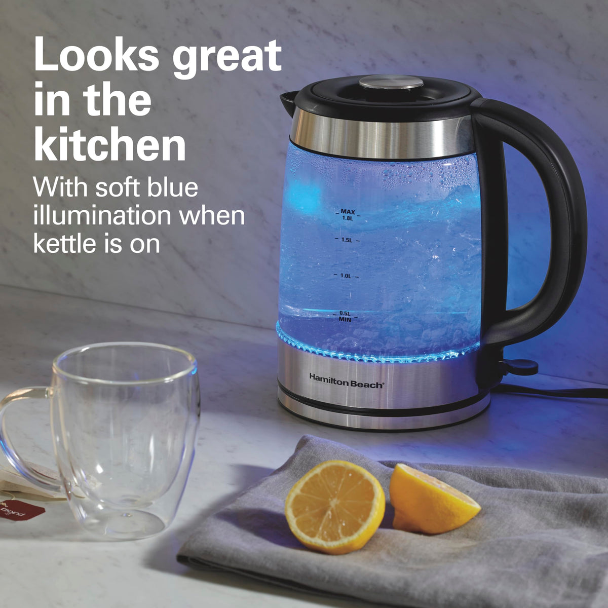 Cordless serving lifts off base for table-top pouring