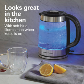 Cordless serving lifts off base for table-top pouring