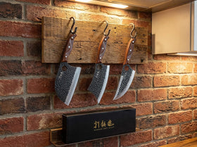Hammer Iron Alley stainless steel blade resists corrosion for lasting use.