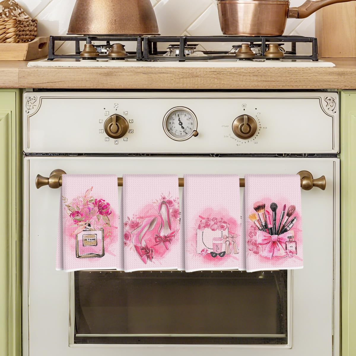 Hanamiya Na waffle weave towel dries dishes and hands efficiently.