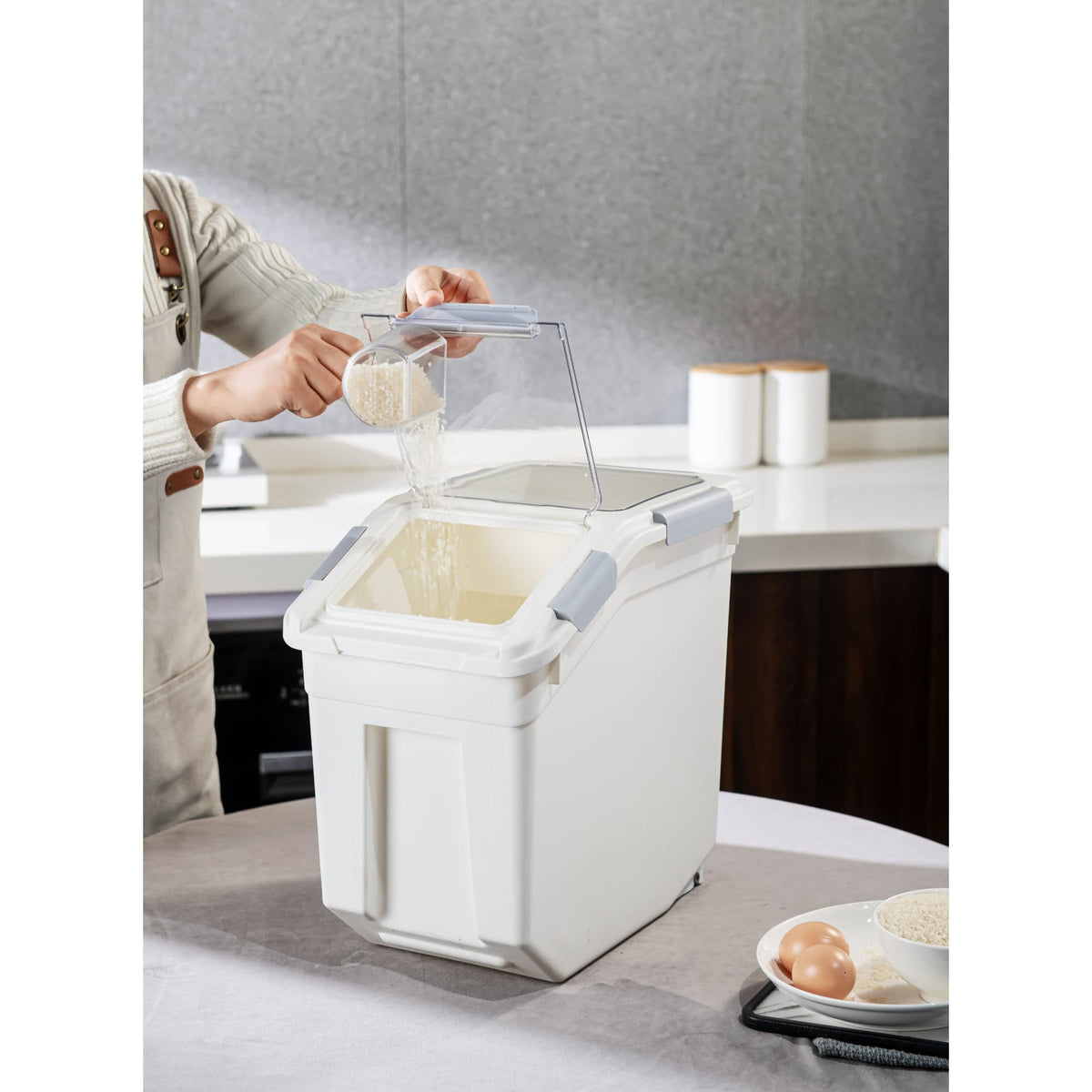 Hanamya lid groove fits moisture absorber to help maintain freshness.