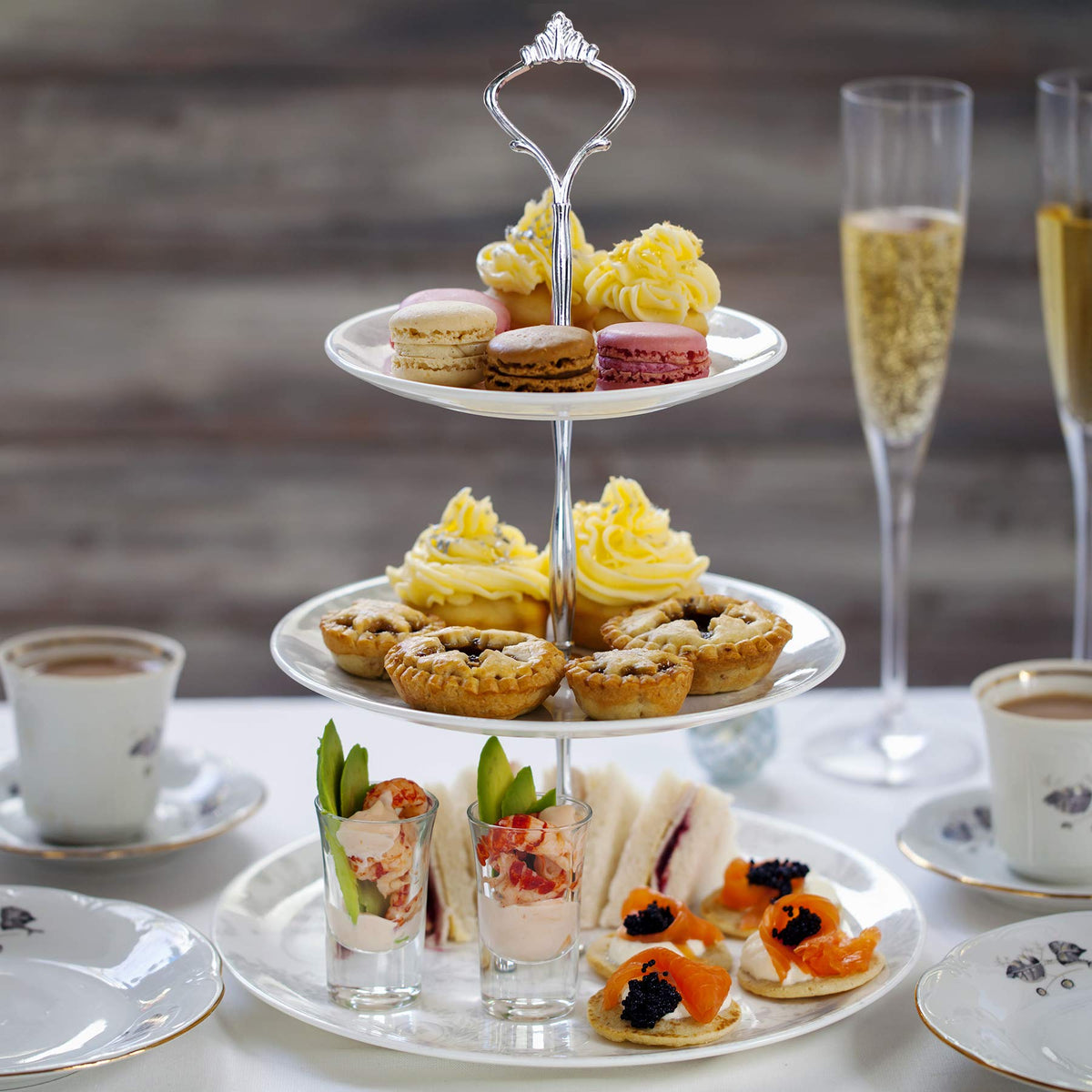 Happy Will plate-support-rod keeps tiers aligned for stable fruit and cake displays.