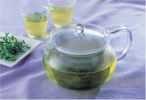 Hario ChaCha Kyusu Maru glass body shows tea colors as it steeps.
