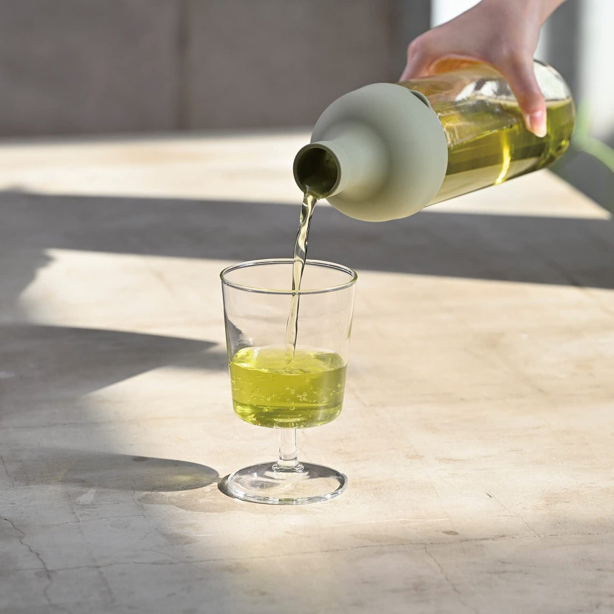 HARIO filter-in bottle assembly enabling simple steeping and serving