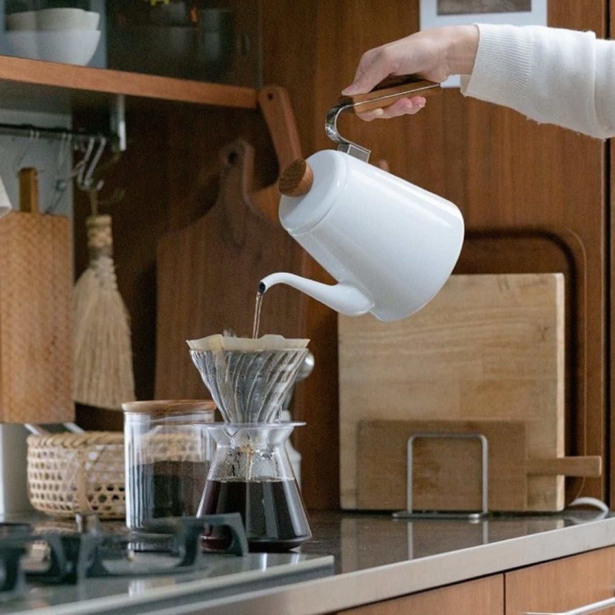 Hario Simply V60 Set with oven gloves emphasizes safe handling.