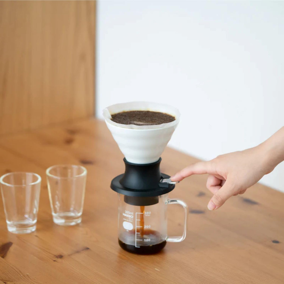 Hario V60 Switch filter pack included demonstrates instant compatibility and easy starting.