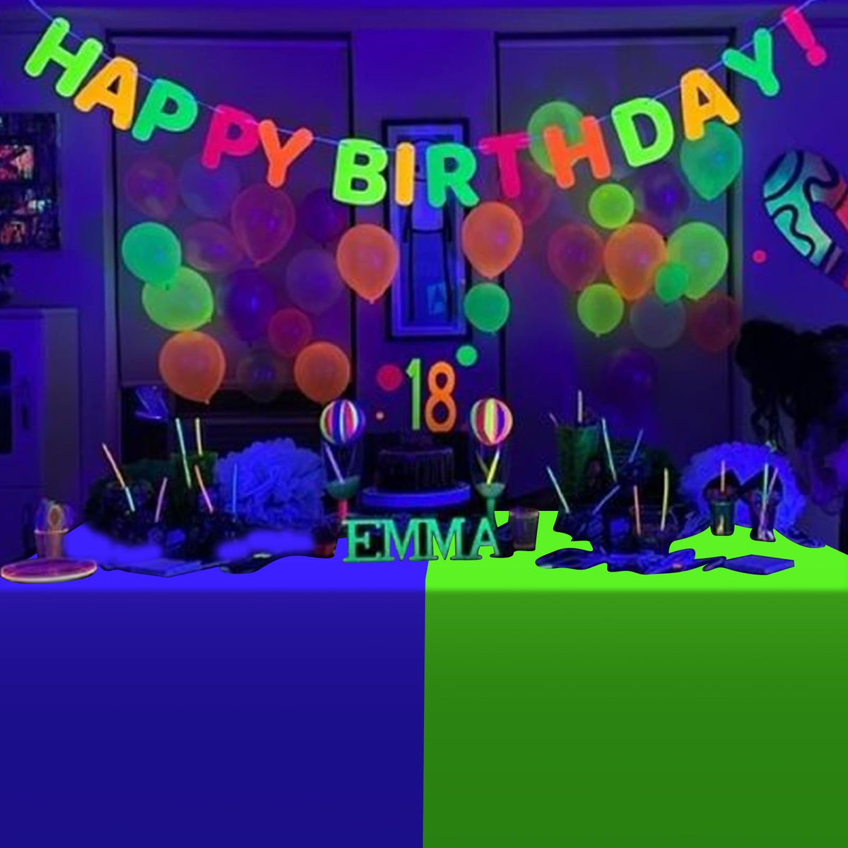Hauwellter neon table cloth green under UV light adds lively contrast.