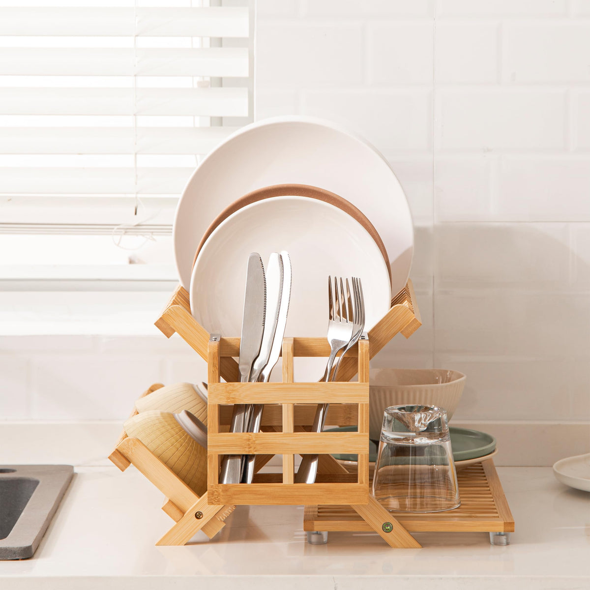 HBlife bamboo rack safely drains water via bottom holes after washing.