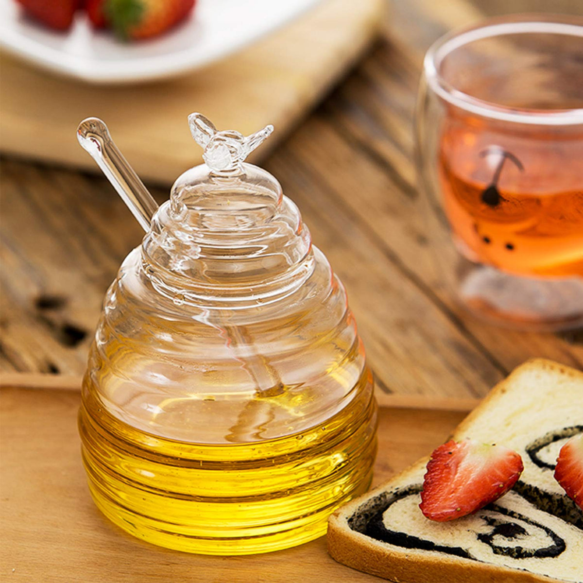Lid featuring a playful bumble bee design on Hedume honey pot.