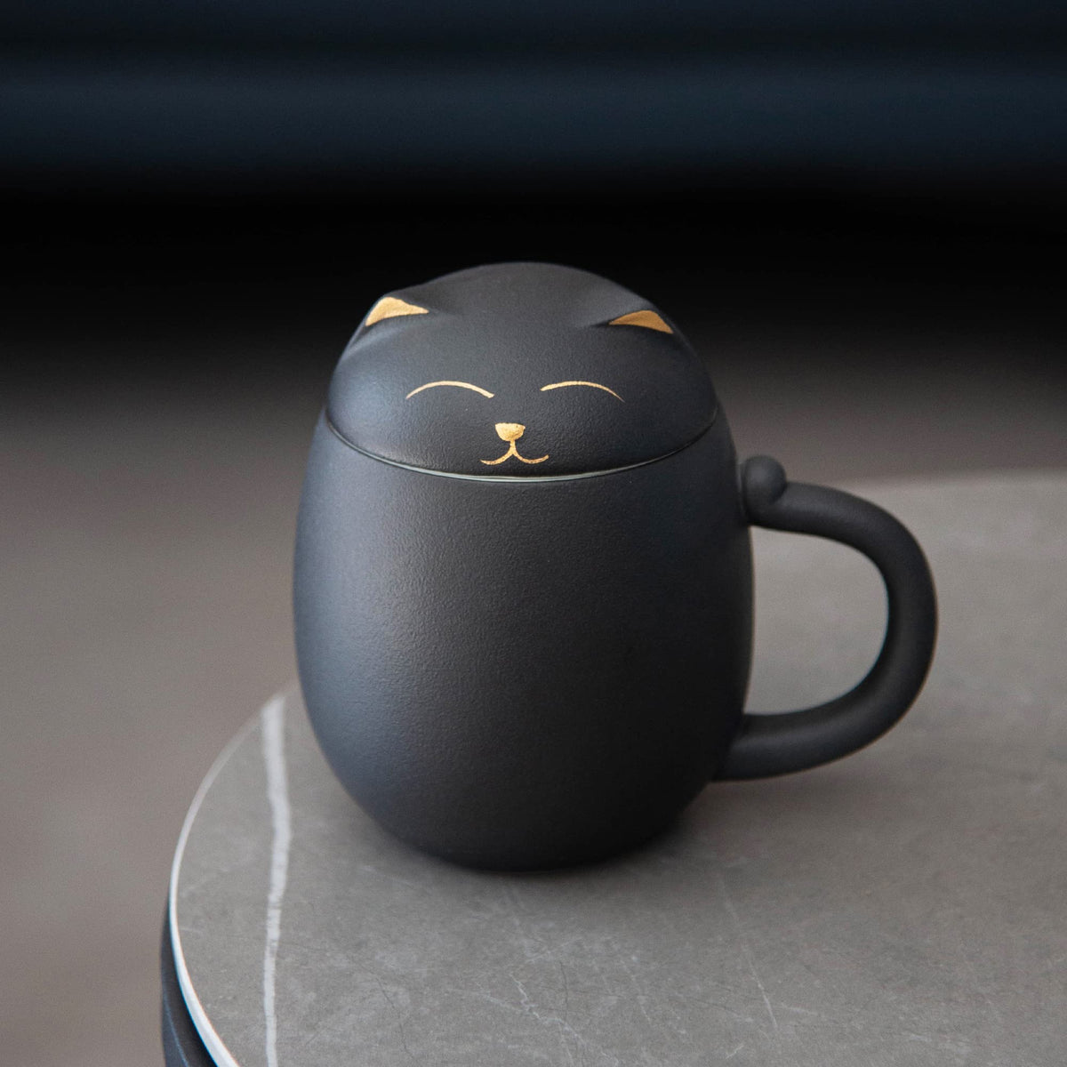 HEER dishwasher-safe, yet hand washing protects the gold finish
