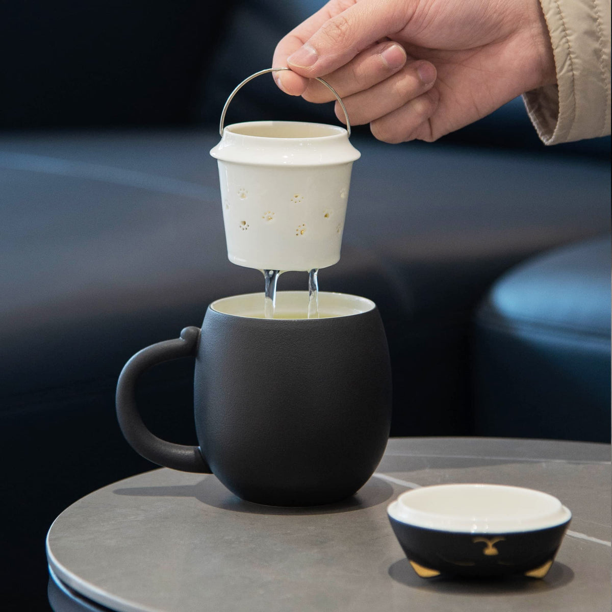 HEER lid doubles as a drip tray to keep surfaces clean