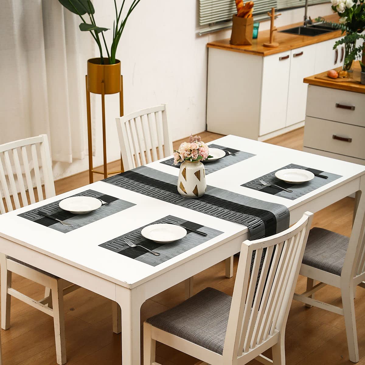 HeloHo stain-resistant design ideal for family gatherings.