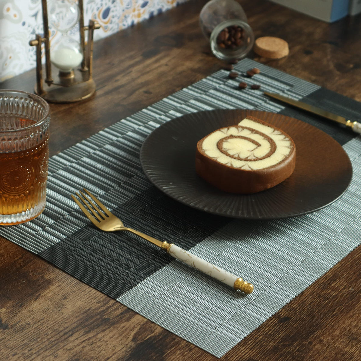 HeloHo heat-resistant placemats protect tables from hot dishes.