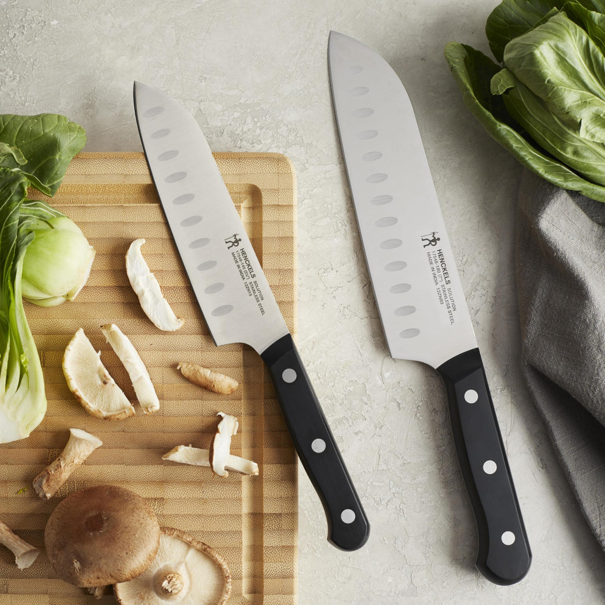 Balanced weight and control aid in chopping and dicing