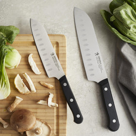 Balanced weight and control aid in chopping and dicing