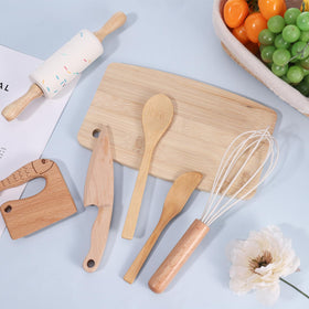 HEQU 7-piece kids set in action, promotes autonomy in the kitchen.