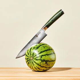 HexClad pakkawood grip closeup emphasizes comfortable handling during long sessions.