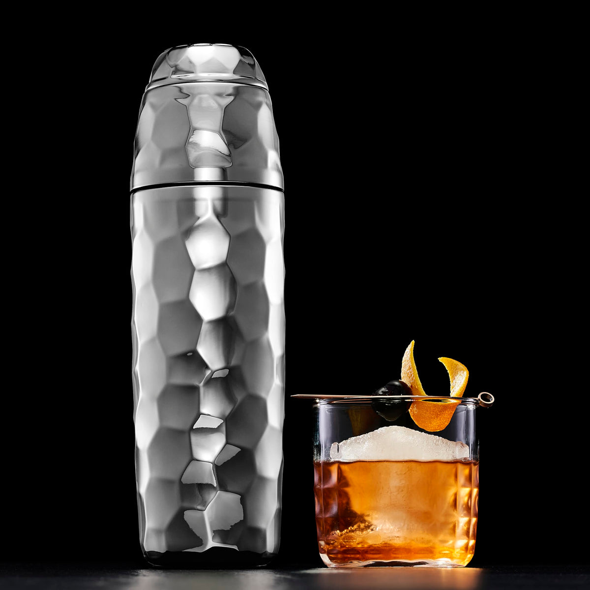 HexClad shaker's leak proof seal and double wall insulation keep drinks cold longer.