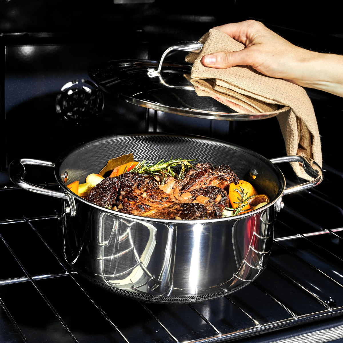 10-inch HexClad Dutch Oven showing dimensions and weight.