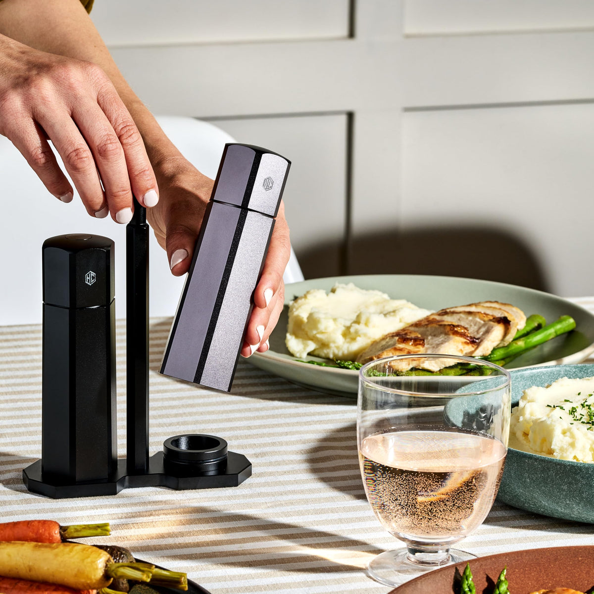 HexClad HexMill offers 10 grind settings for precise seasoning.