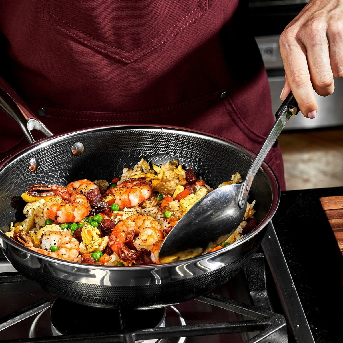 HexClad Hybrid 10-inch Wok compact 3-pound design for easy handling.