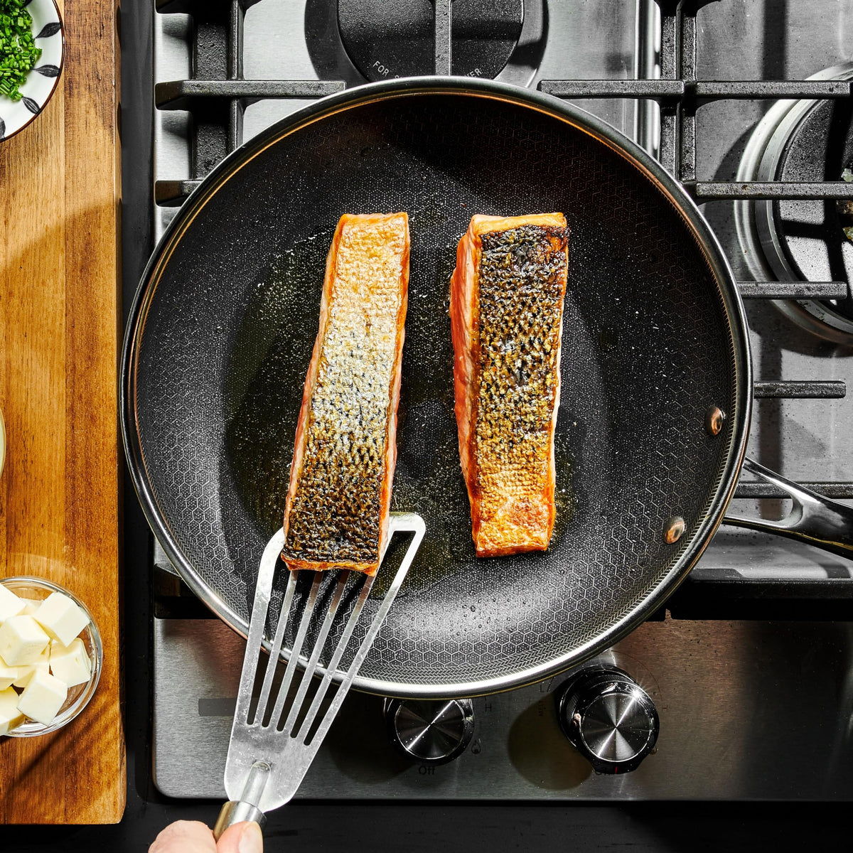 Included tempered glass lid with the 10-inch HexClad pan.