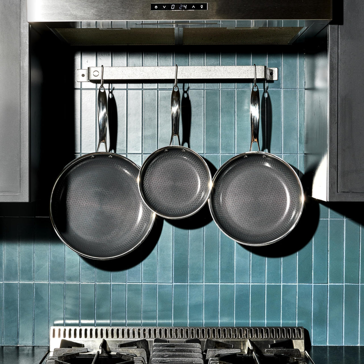 HexClad 10-inch pan providing even heat for sautéing vegetables.