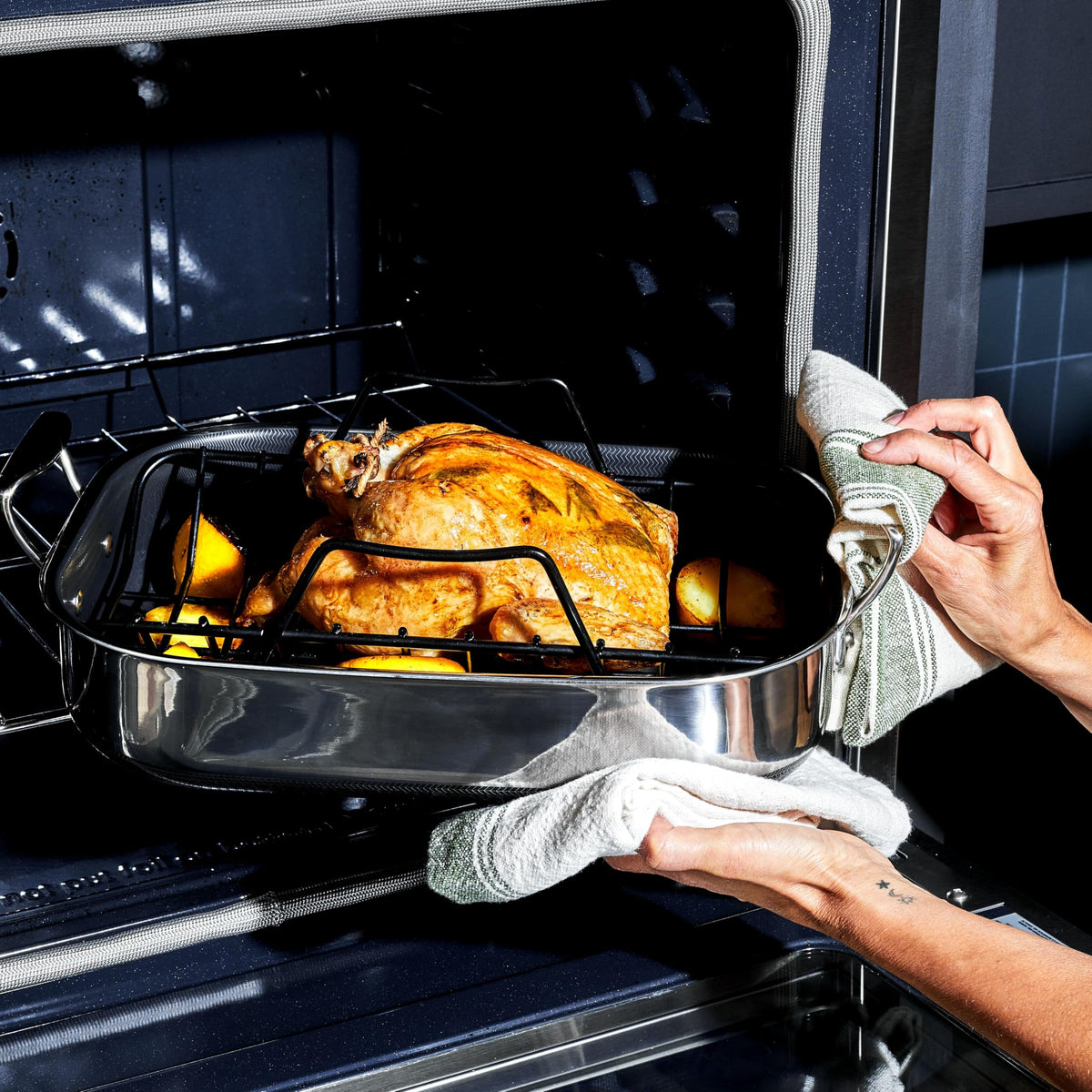 HexClad Hybrid roasting pan with rack shows elevated roast and air circulation.