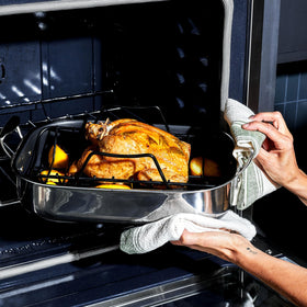 HexClad Hybrid roasting pan with rack shows elevated roast and air circulation.