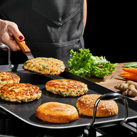 HexClad wide cooking surface supports pancakes, bacon, and paninis at once.