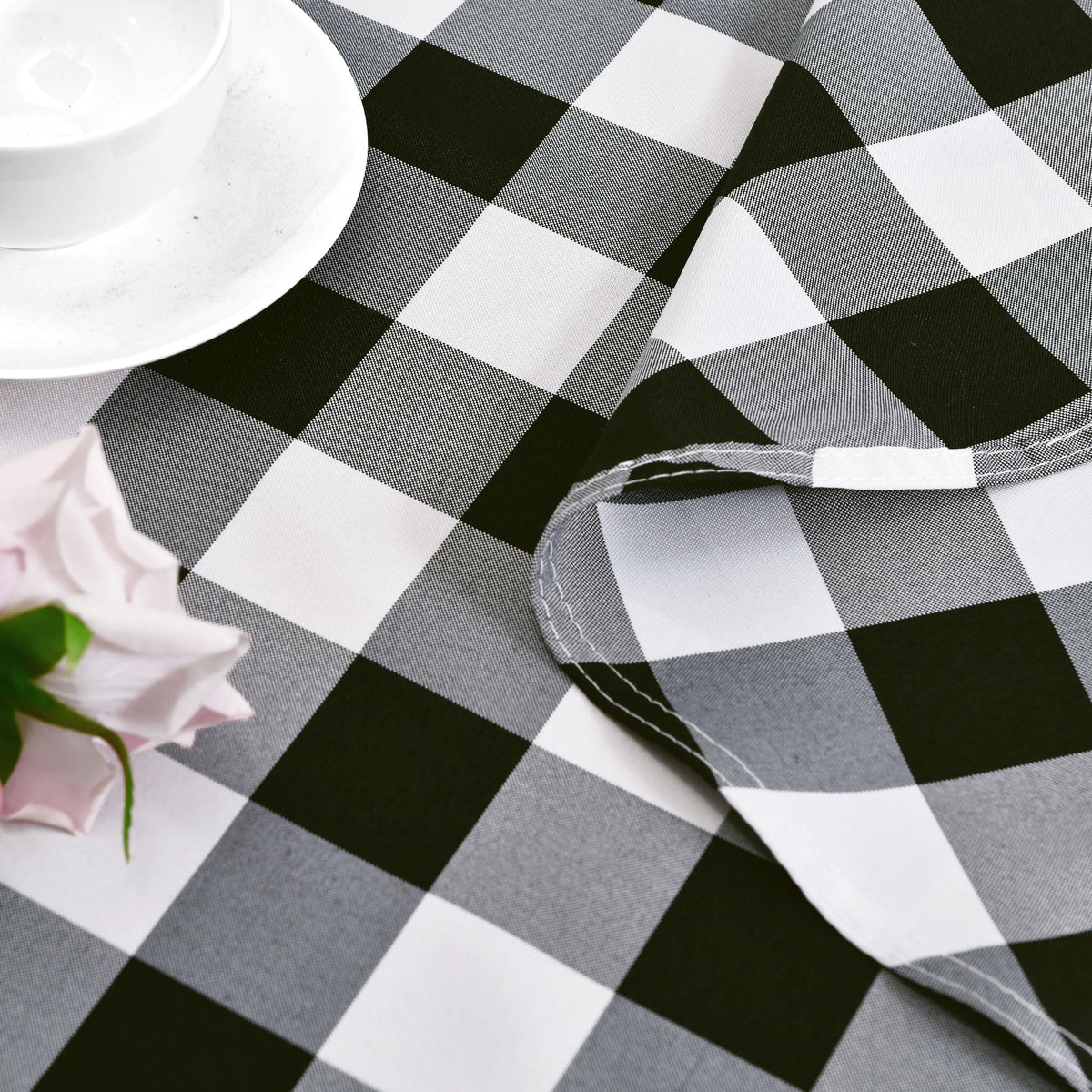 Hiasan checkered round tablecloth easy cleaning after spills and messes.