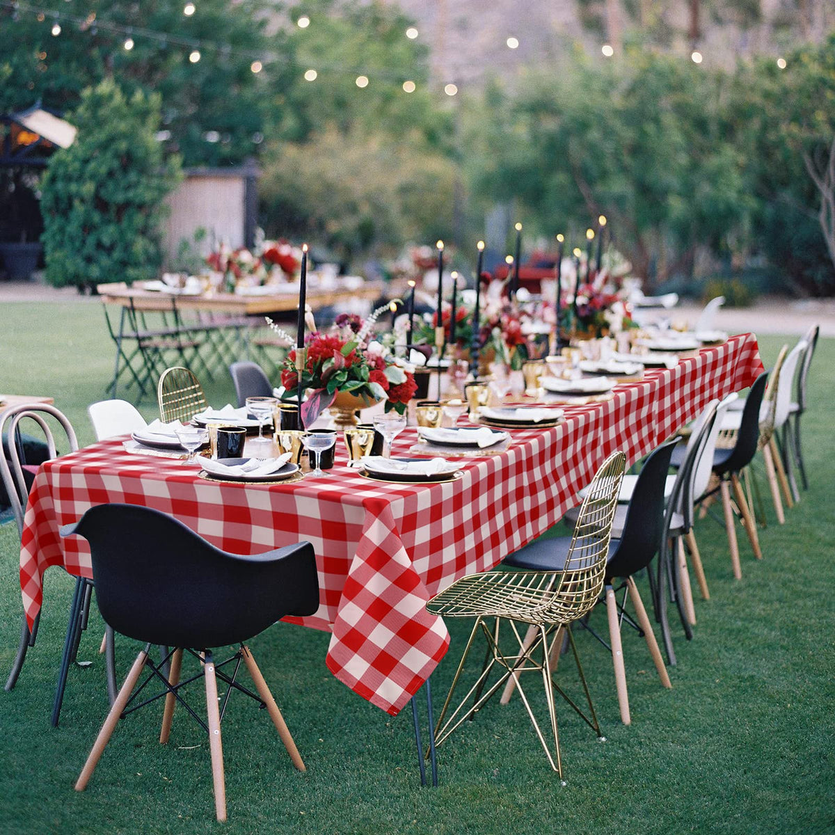 Hiasan tablecloth close-up showcases durable polyester fabric for everyday meals