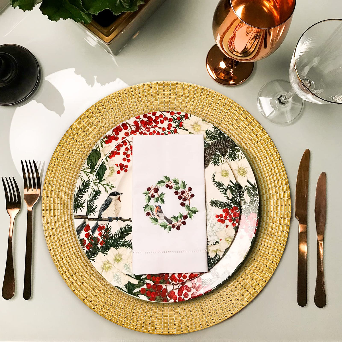 Hiceeden easy-clean charger plate wipes clean with a damp cloth.