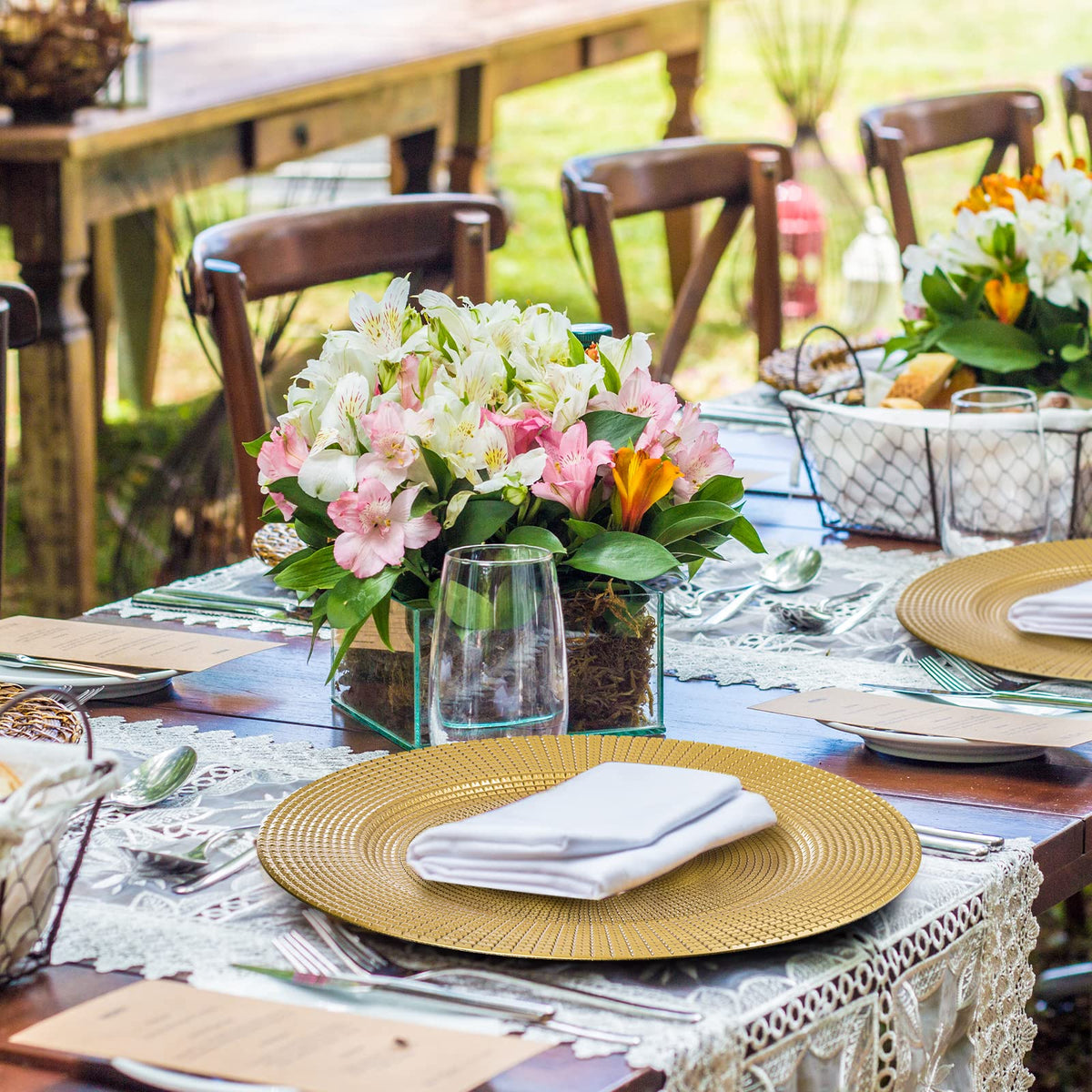 Hiceeden gold charger plate surface catches light with a refined shine.