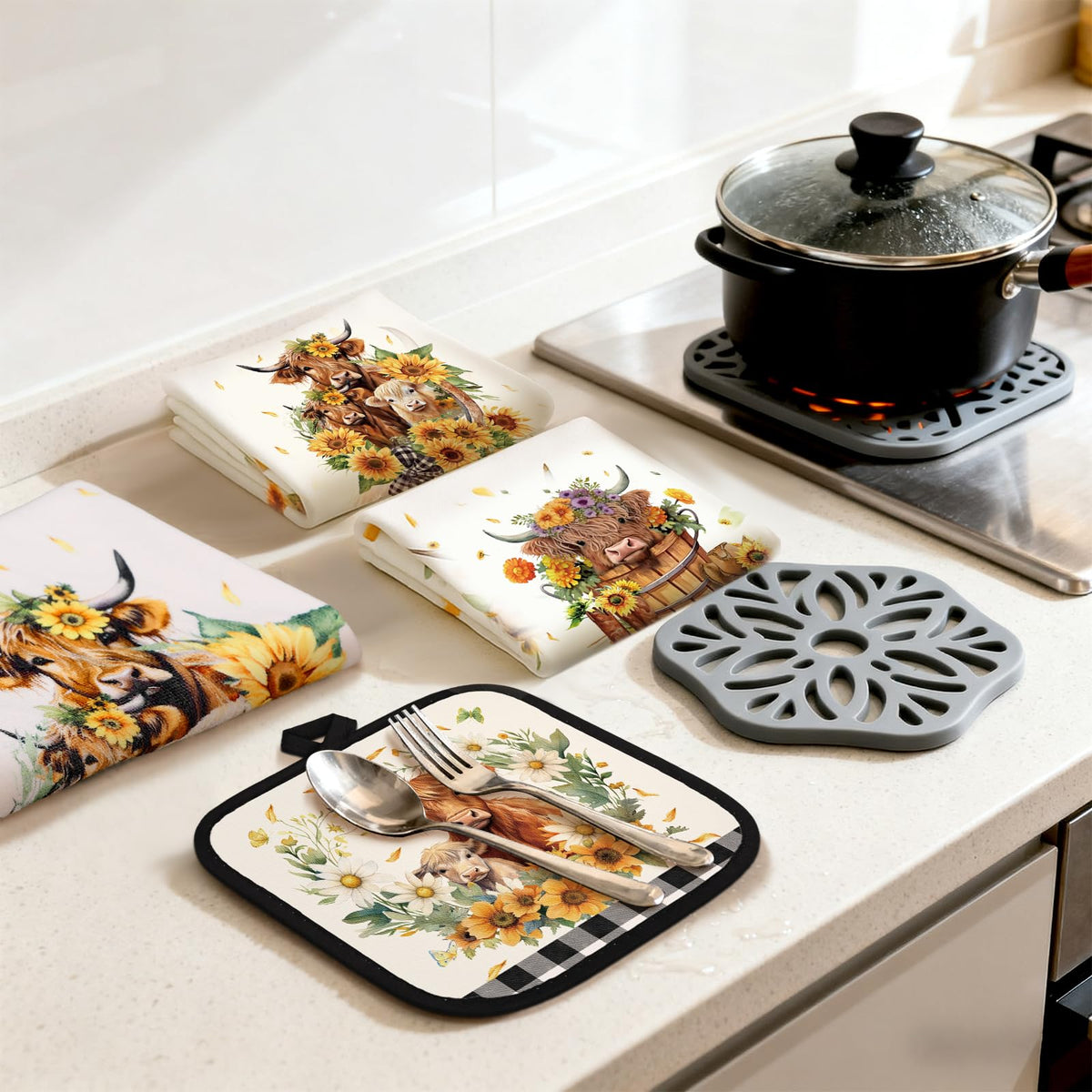 Hillsuren potholders complete the set with heat resistance and colorful accents.