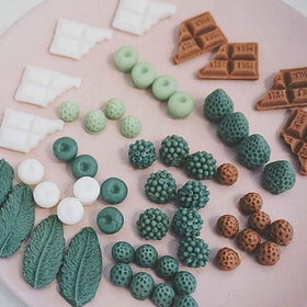 HiParty cake decorations using berry molds add edible detail to desserts.