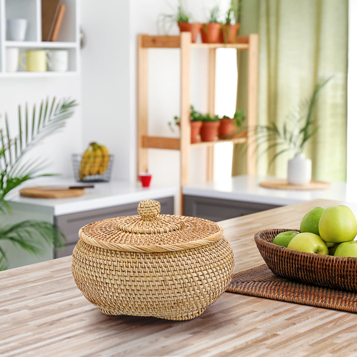 Hipiwe lidded rattan basket protects items from dust.