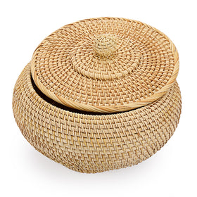 Hipiwe round rattan basket adapts to multiple rooms for storage.