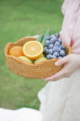 HITOMEN round wicker fruit bowl in natural hue on counter.