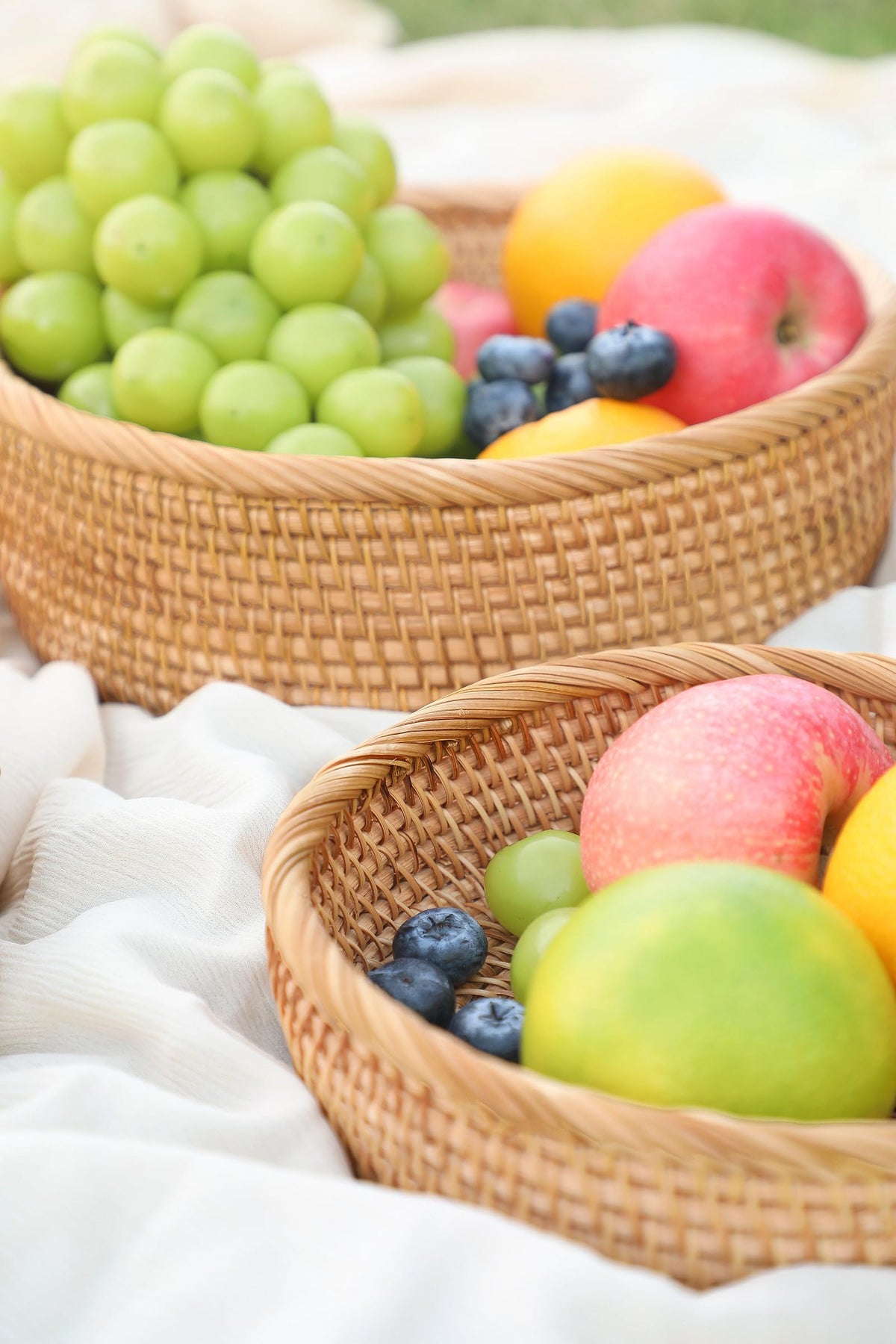 Hitomen natural woven storage bowl suitable for fruit, bread, or snacks.