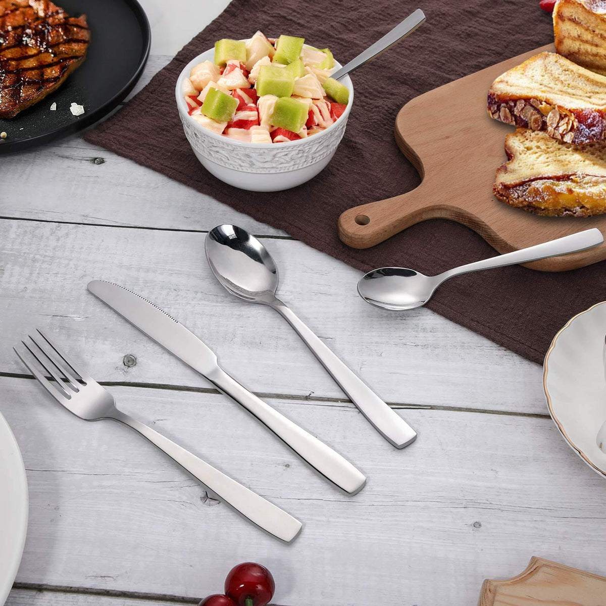HIWARE elegant gift packaging makes this silverware set a ready-made present.