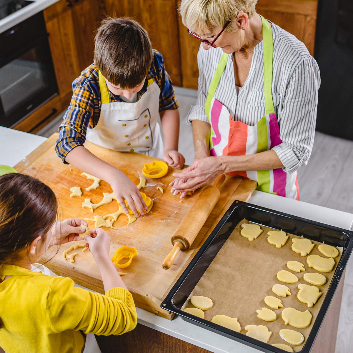 Hiware parchment paper for multi-use kitchen tasks including baking and wrapping.
