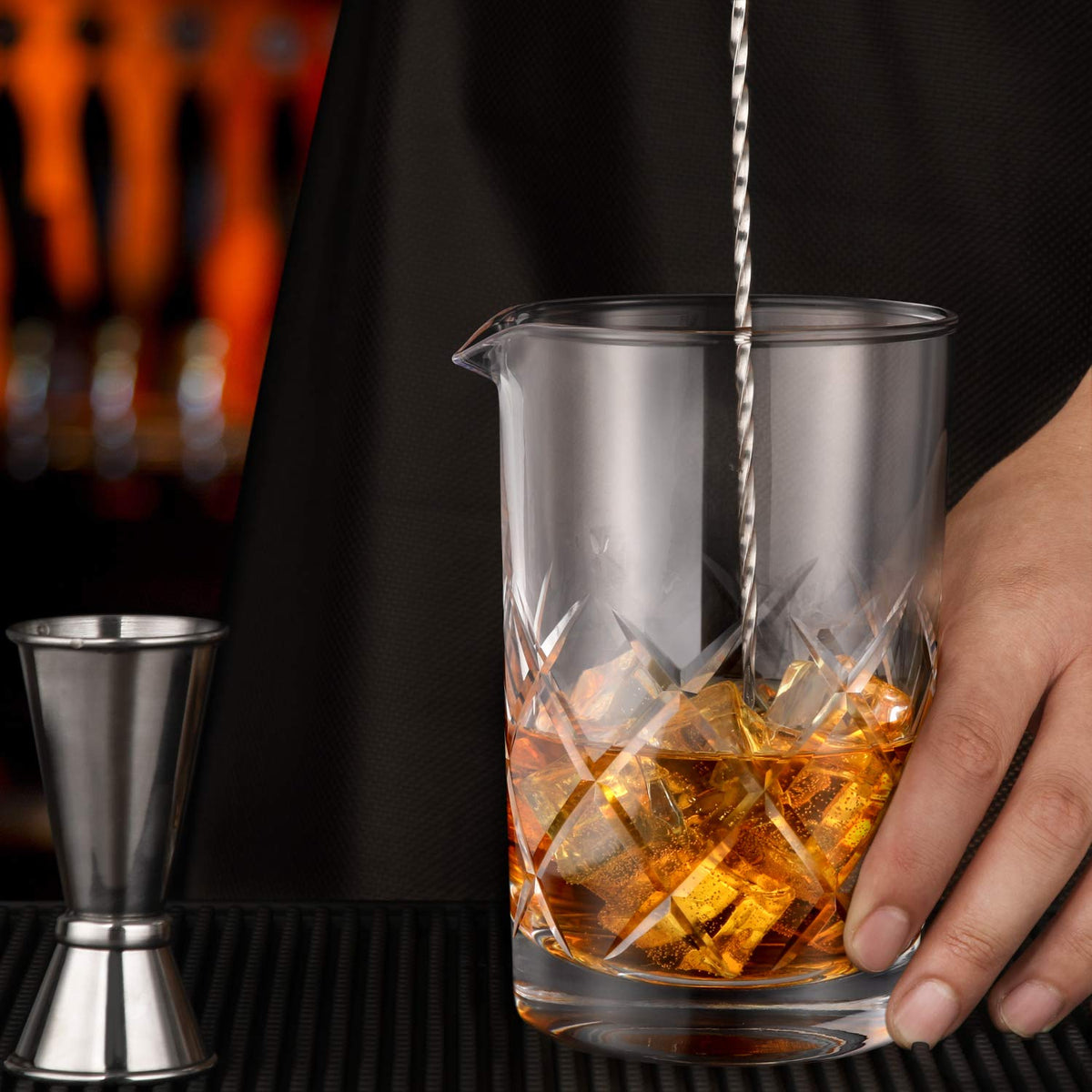 Hiware seamless crystal mixing glass shows clear body for precise, spill-free mixing.