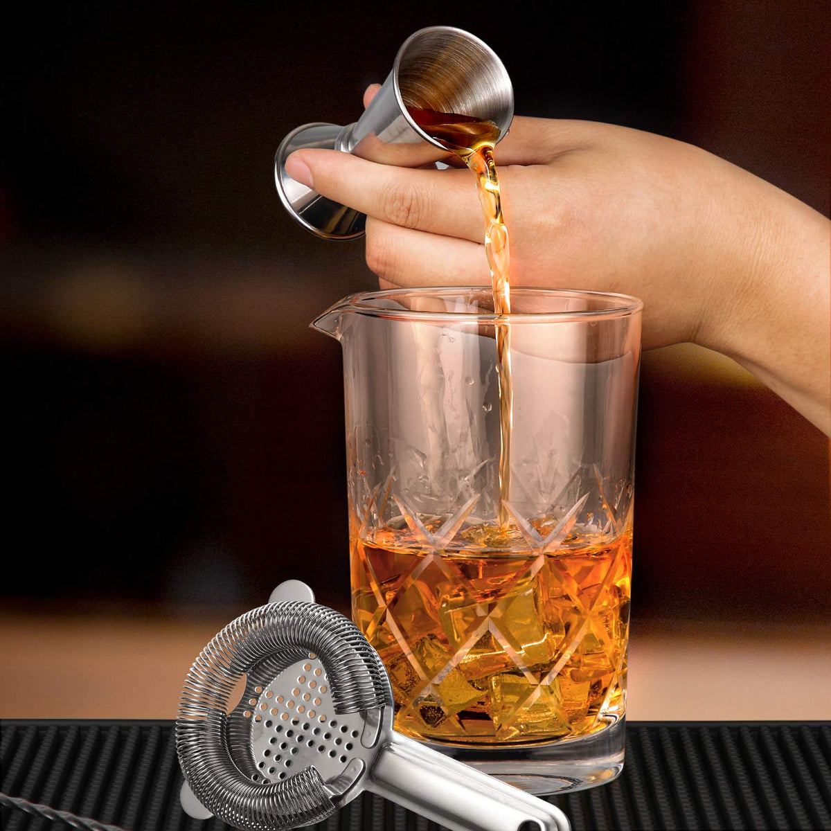 Hiware 24 oz mixing glass wide-mouth pour spout enables easy strainer flow.