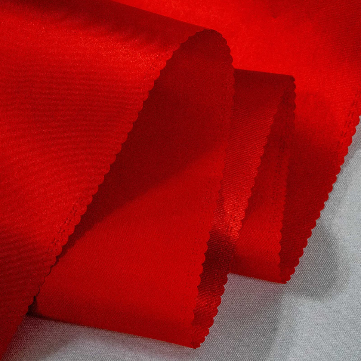 HMQIANG one-piece molding creates neat seams on the table runner.