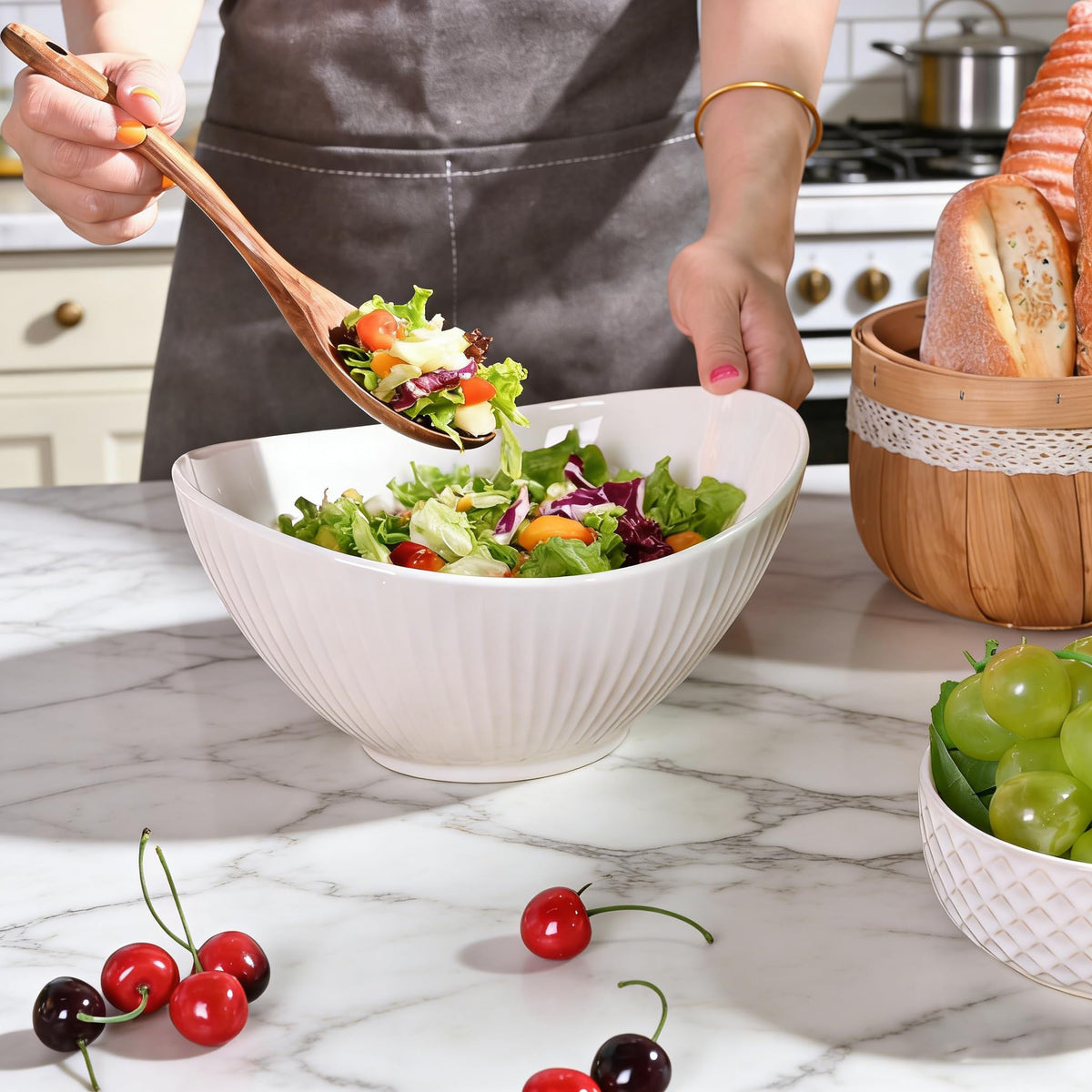 Hoilse 60oz capacity demonstrated, perfect for multiple servings with fewer refills.