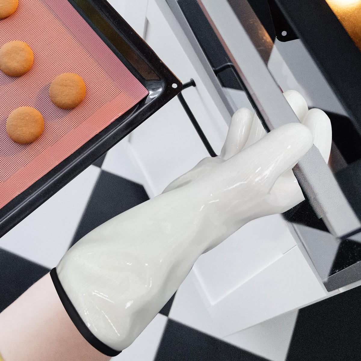 HOLDZERO oven gloves come with a compact design for simple storage.